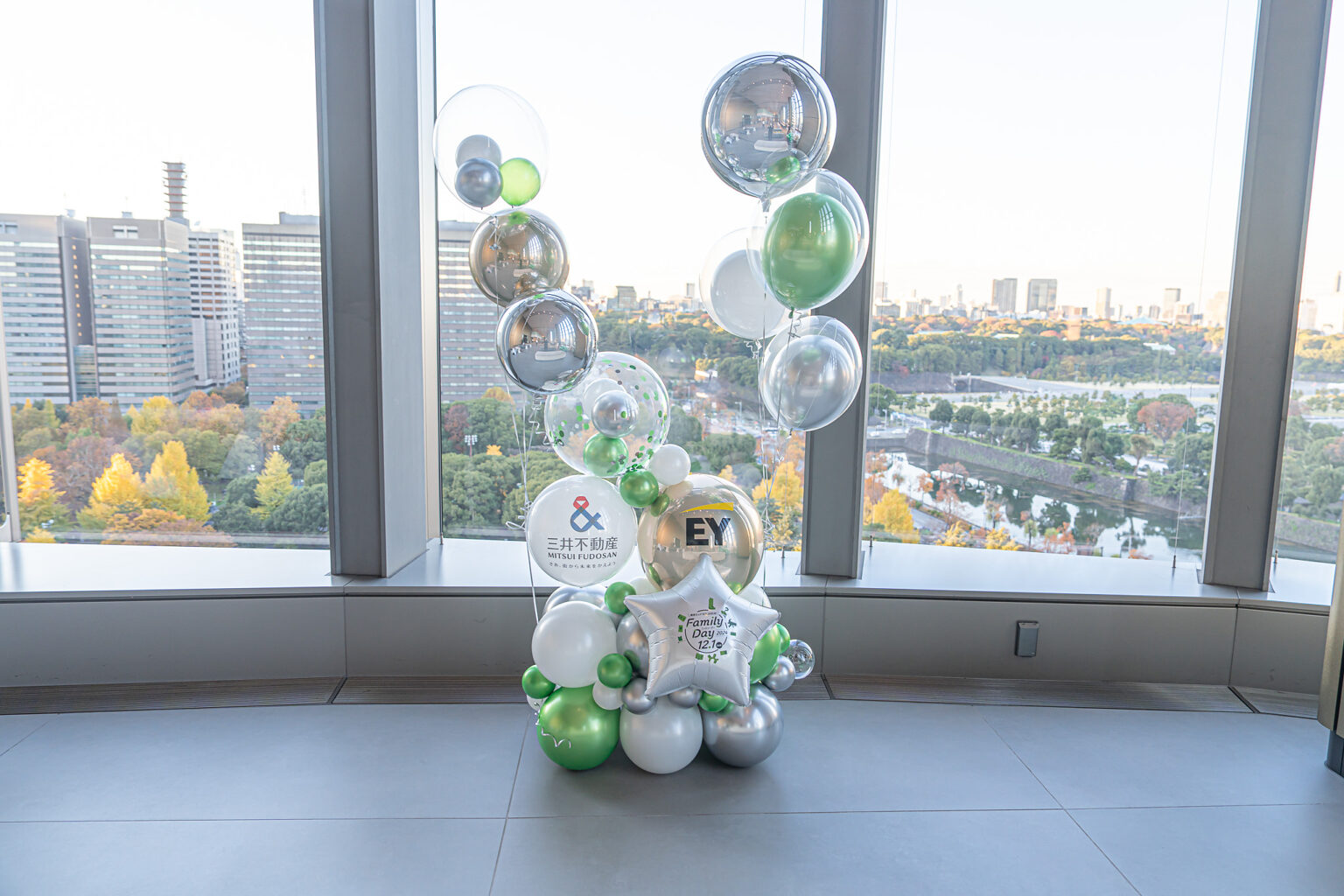 Family Day at an Office Building in Yurakucho - Green and Gold Balloon Arch Decoration