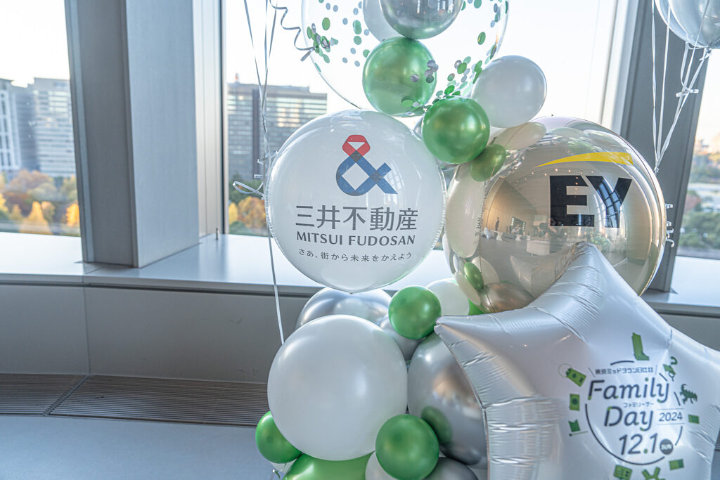 Family Day at an Office Building in Yurakucho - Green and Gold Balloon Arch Decoration