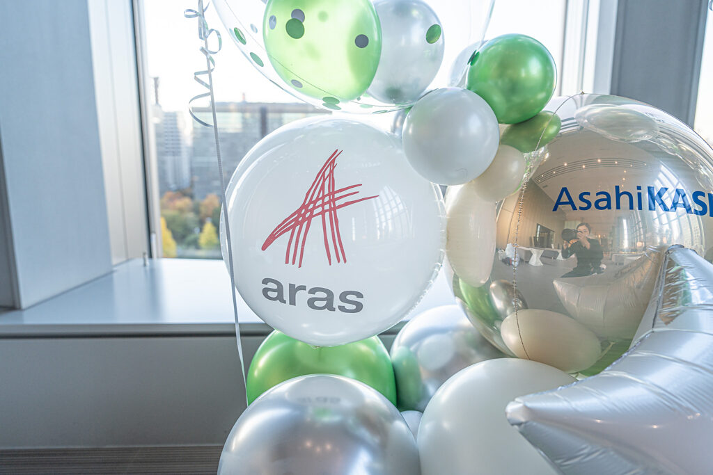 Family Day at an Office Building in Yurakucho - Green and Gold Balloon Arch Decoration