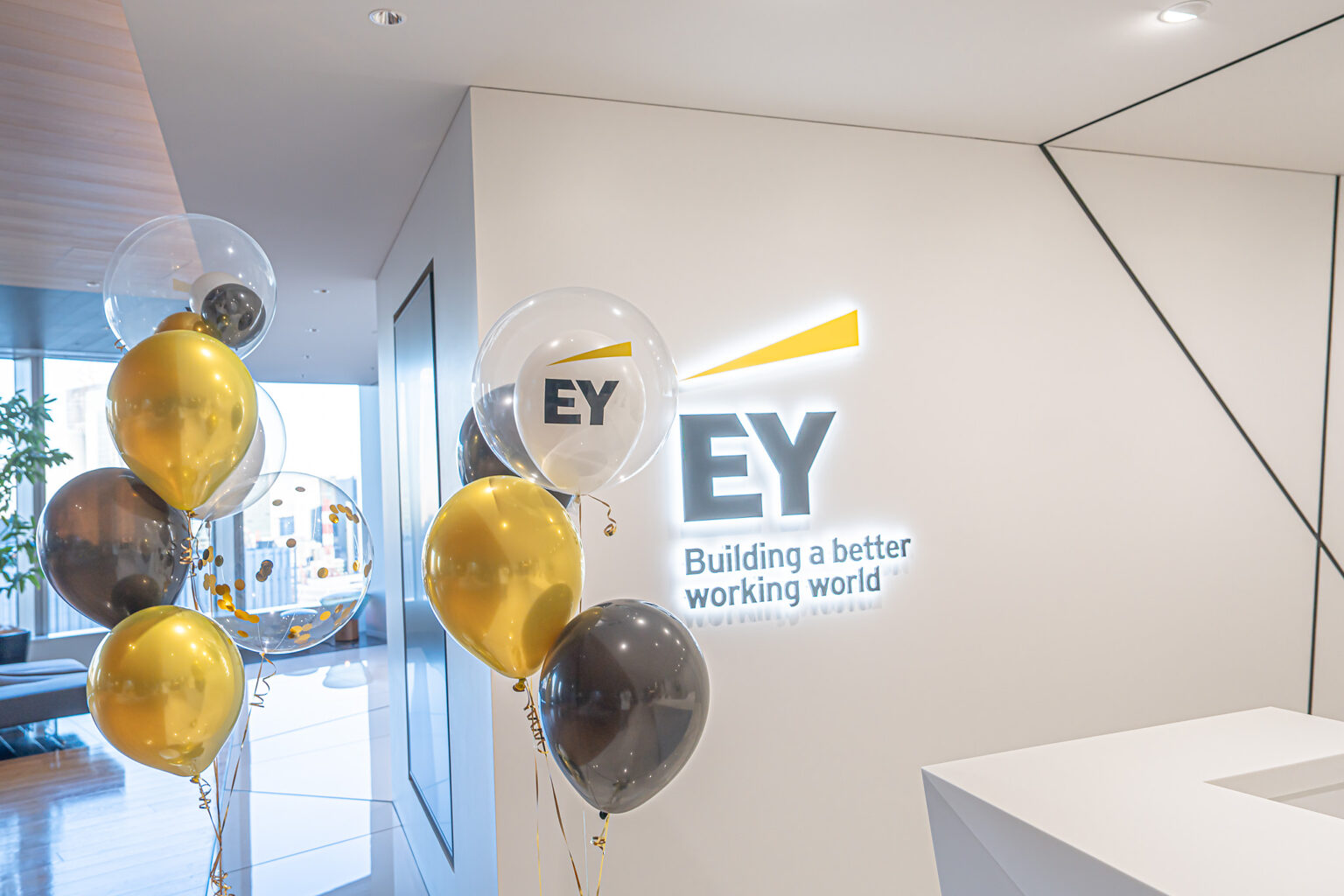 Family Day at an Office Building in Yurakucho - Green and Gold Balloon Arch Decoration