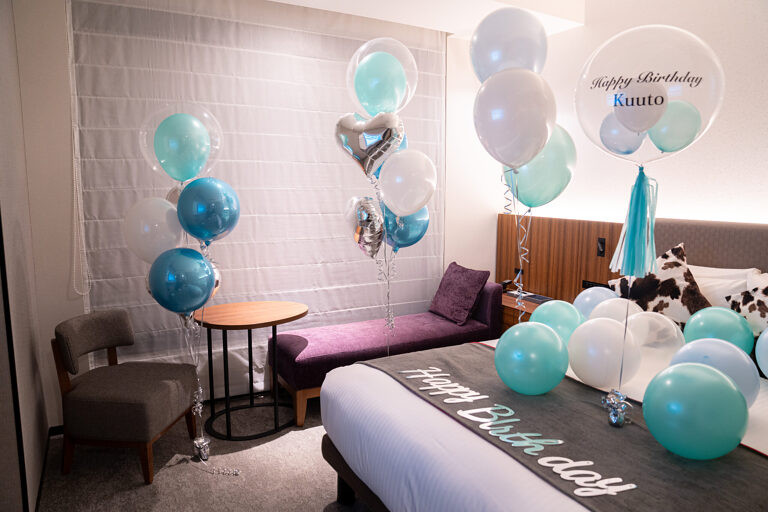 Mint and light blue balloon birthday surprise decoration at 三井ガーデンホテル豊洲プレミア