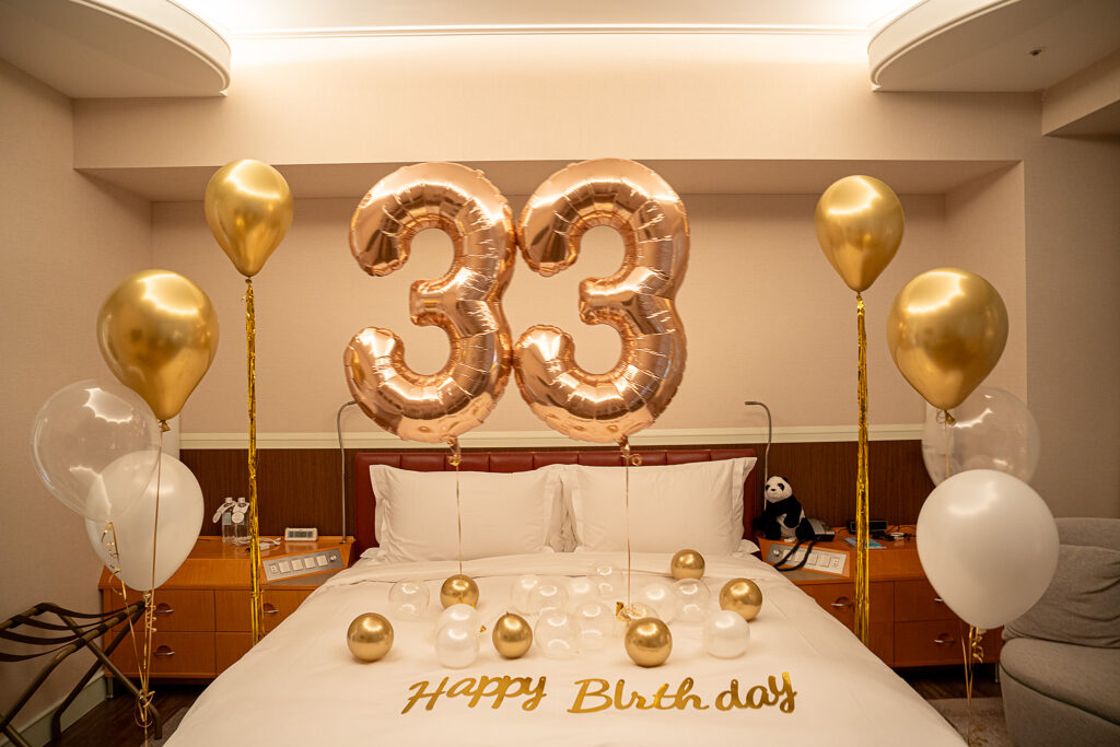 ザ・プリンスパークタワー東京에서 골드 벌룬으로 꾸민 33세 생일 서프라이즈 데코레이션