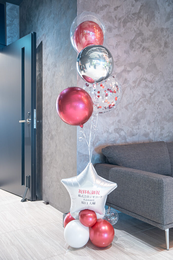 赤とシルバーで彩る移転お祝いのバルーンスタンド装飾