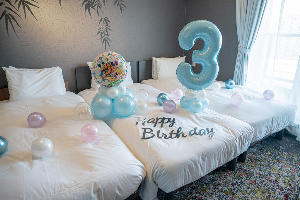 相鉄グランドフレッサ 東京ベイ有明での水色バルーンの誕生日お祝い飾り付け