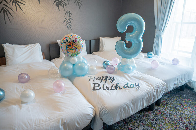 相鉄グランドフレッサ 東京ベイ有明での水色バルーンの誕生日お祝い飾り付け
