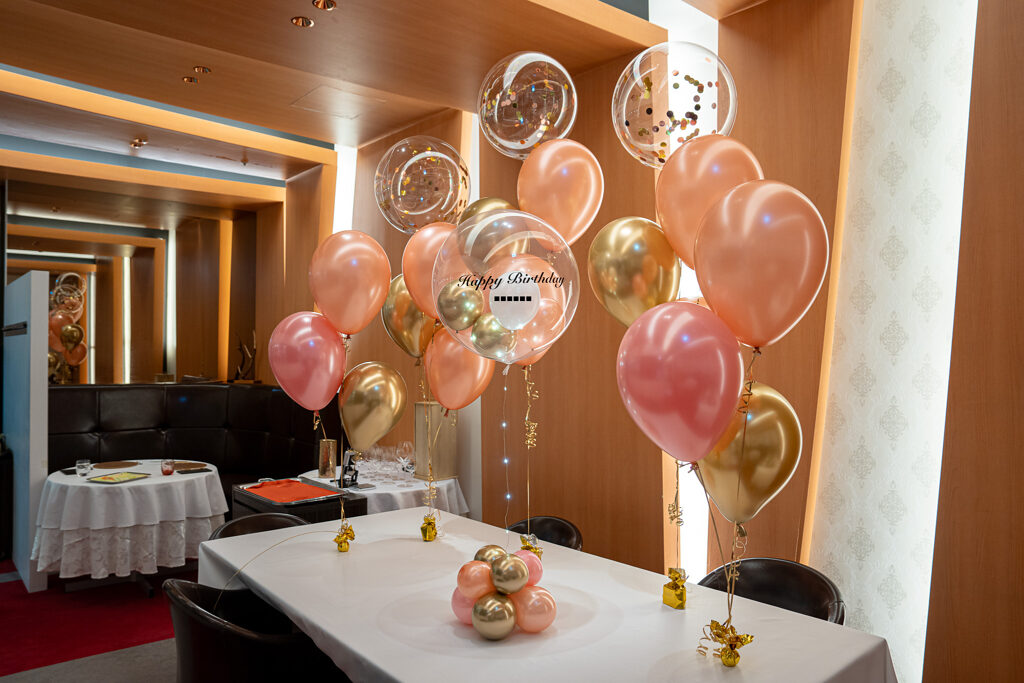 ラフィネスでの誕生日お祝い ローズゴールドのバルーンブーケ飾り付け