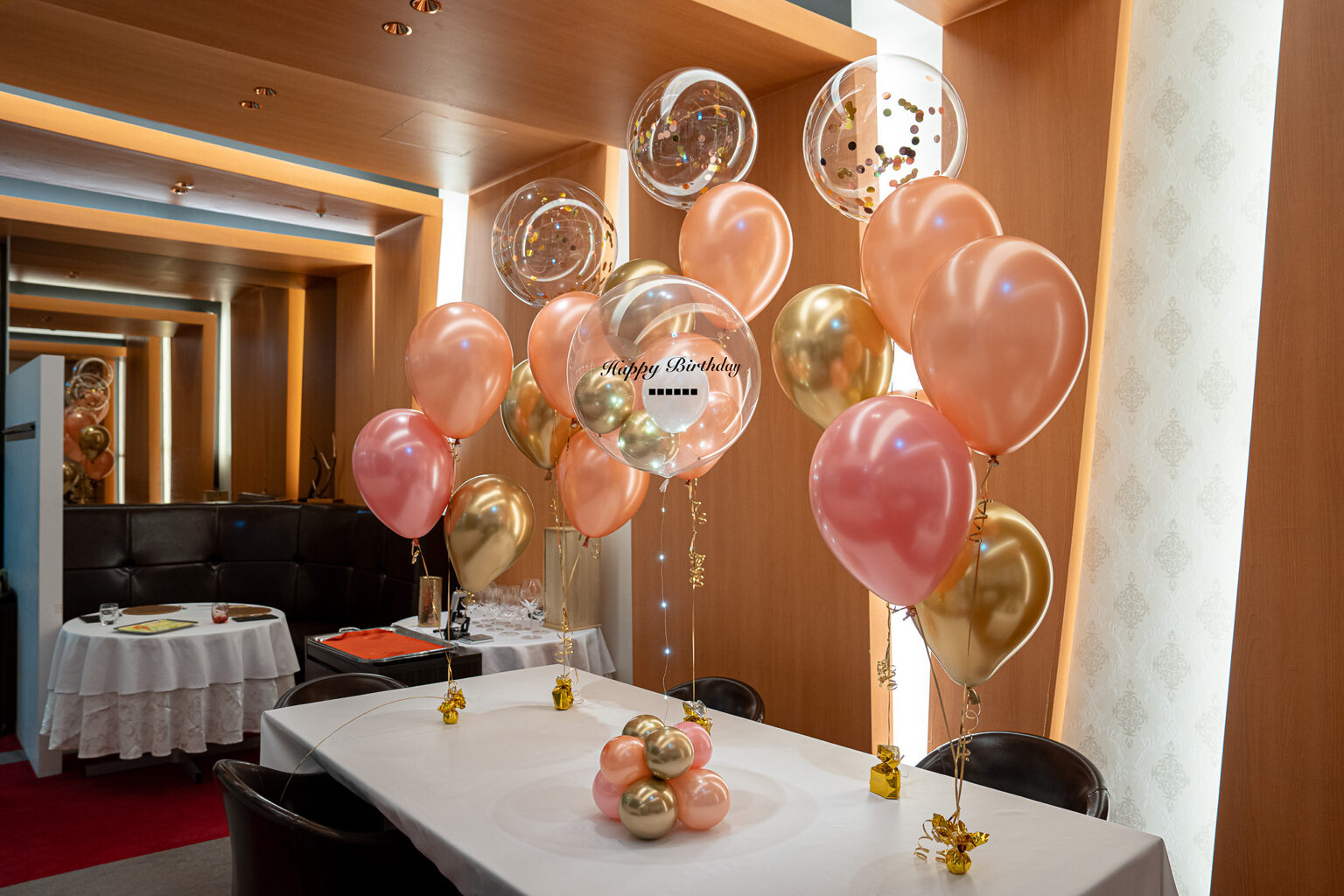 ラフィネスでの誕生日お祝い ローズゴールドのバルーンブーケ飾り付け