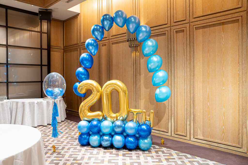 青とゴールドのバルーンアーチで彩る20周年と忘年会の飾り付け