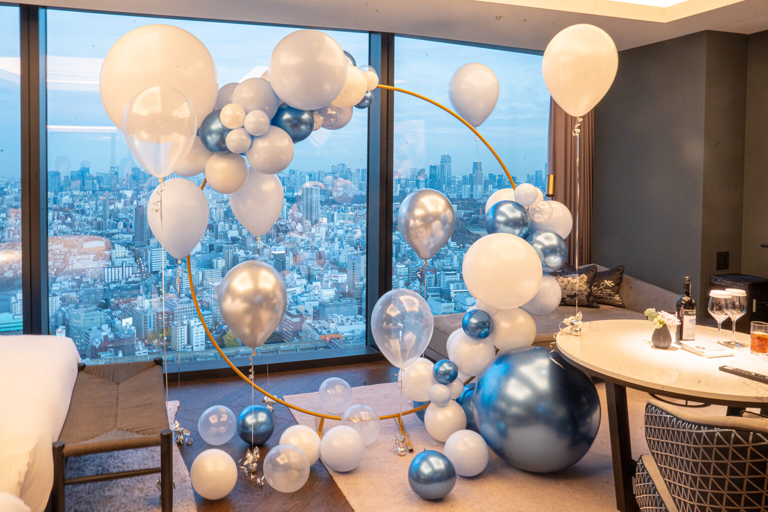 BELLUSTAR TOKYO, A Pan Pacific Hotelでの推し活お祝いバルーンアーチ飾り付け