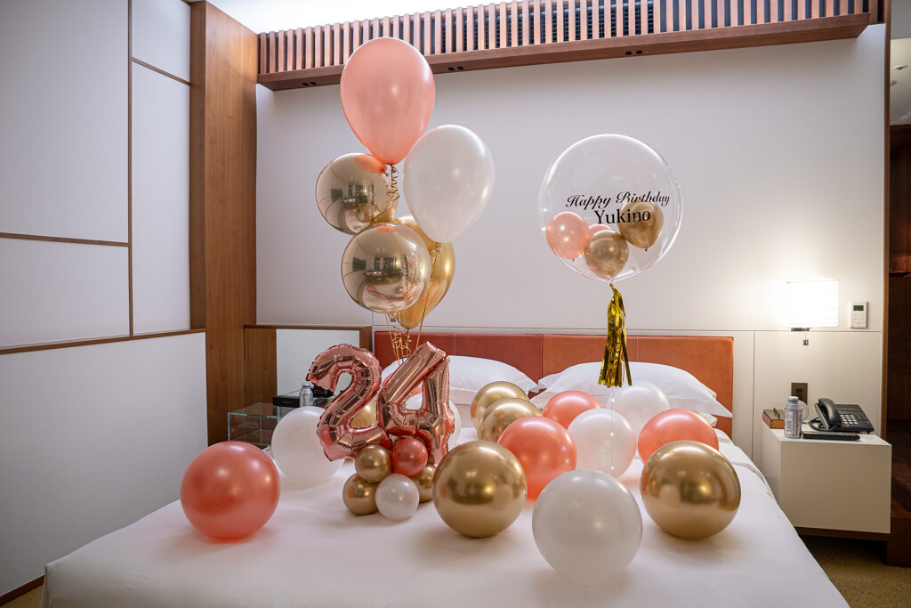 アンダーズ 東京での誕生日サプライズ ピンクとゴールドのバルーン飾り付け