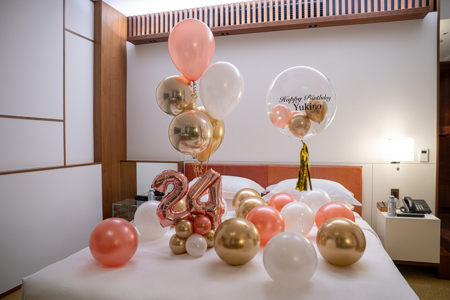 アンダーズ 東京での誕生日サプライズ ピンクとゴールドのバルーン飾り付け