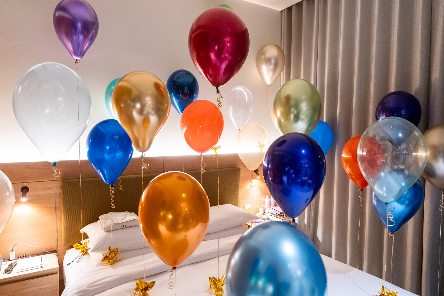 TRUNK(HOTEL) YOYOGI PARKでのカラフルなバルーン誕生日サプライズ飾り付け