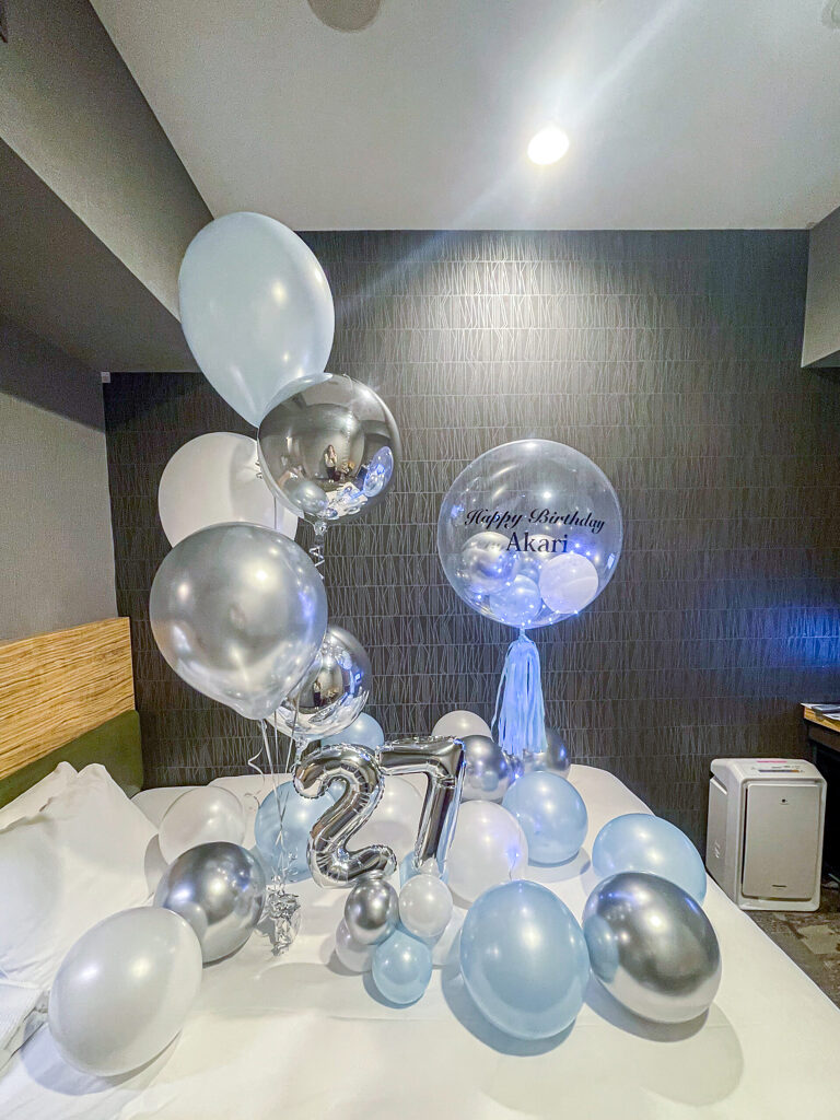 相鉄グランドフレッサ 東京ベイ有明での水色とシルバーのバルーン誕生日サプライズ飾り付け