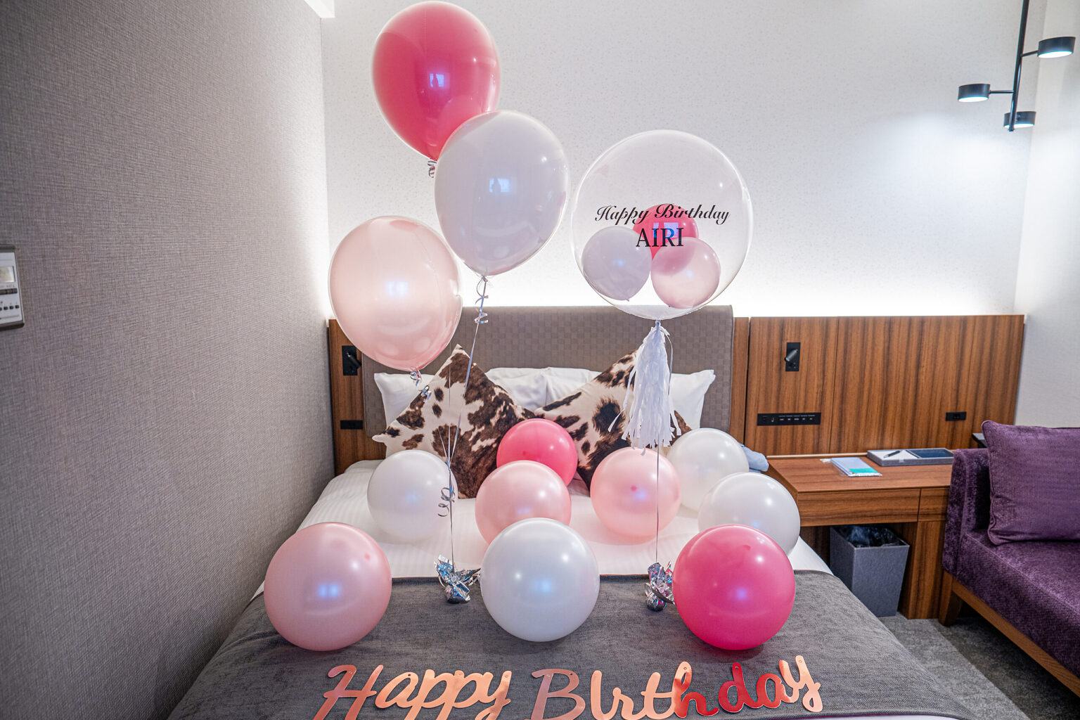 三井ガーデンホテル豊洲プレミアでのピンクと白のバルーン誕生日サプライズ飾り付け