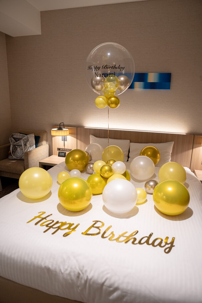 ザ・スクエアホテル横浜みなとみらいでのゴールドバルーン誕生日サプライズ飾り付け
