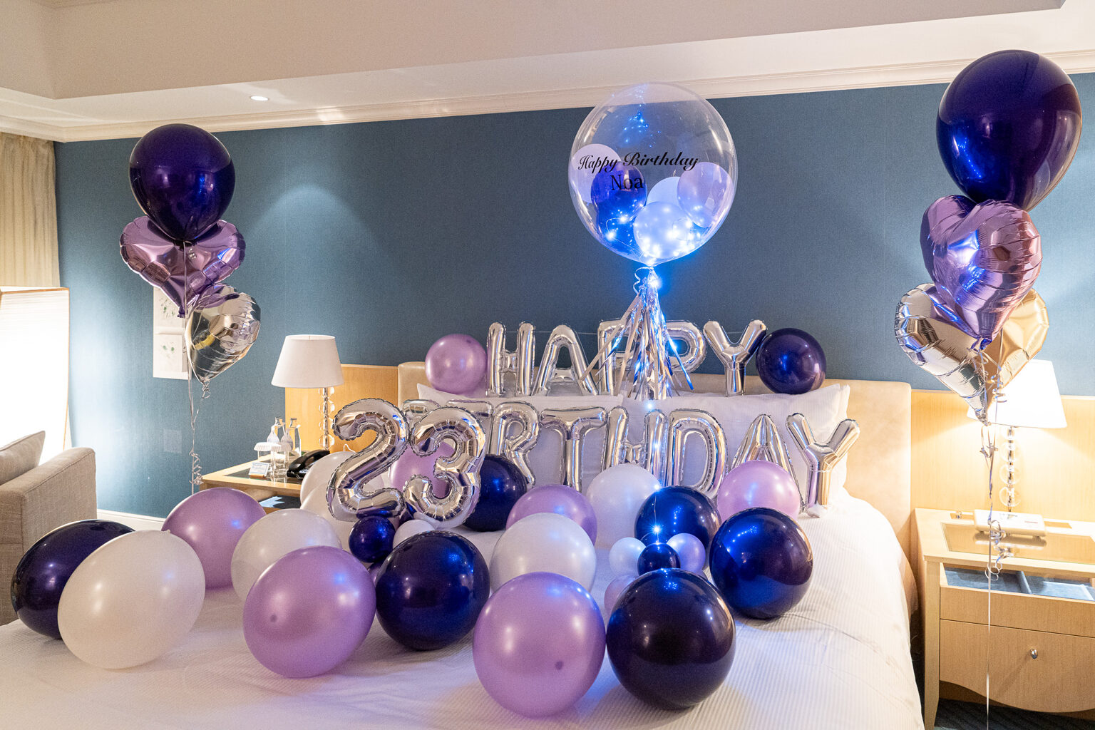 ヒルトン東京お台場での23歳の誕生日を紺とシルバーのバルーンでサプライズ飾り付け