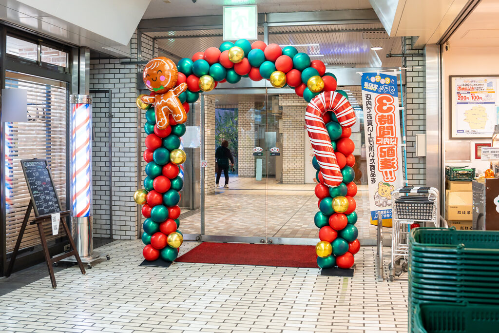 オレンジコートショッピングセンター에서의 레드와 그린 크리스마스 풍선 장식