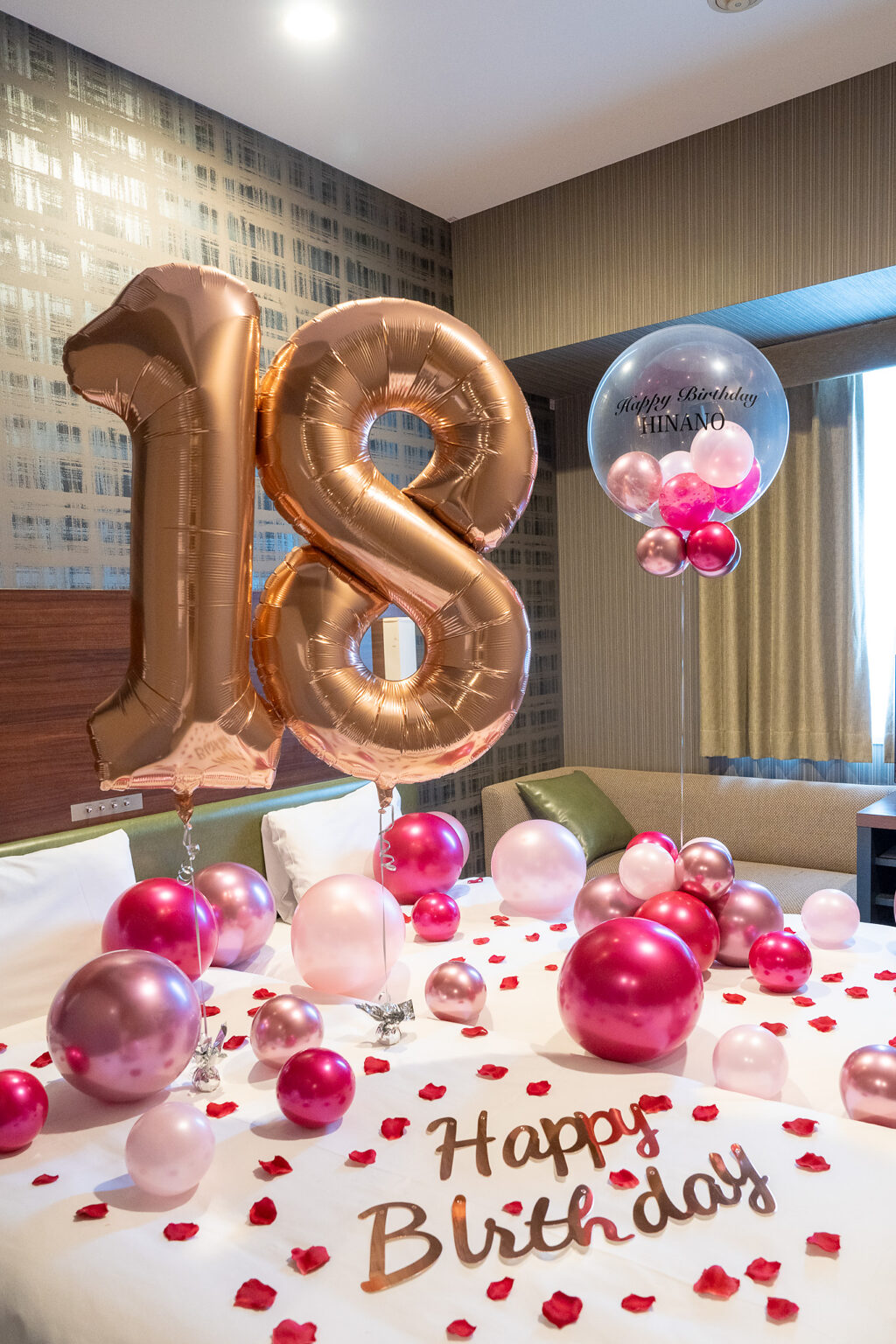 ラビスタ東京ベイでのピンクとゴールドのバルーン誕生日サプライズ飾り付け