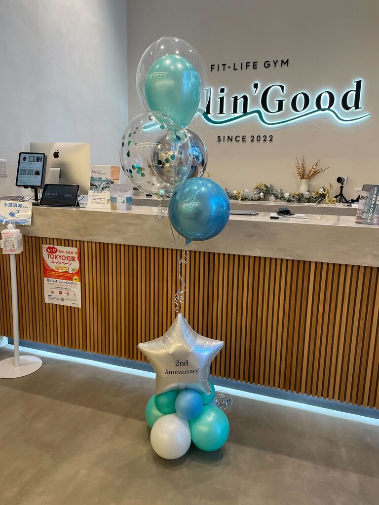 Feelin’Goodでのミントグリーンとシルバーで彩る2周年お祝いバルーン装飾