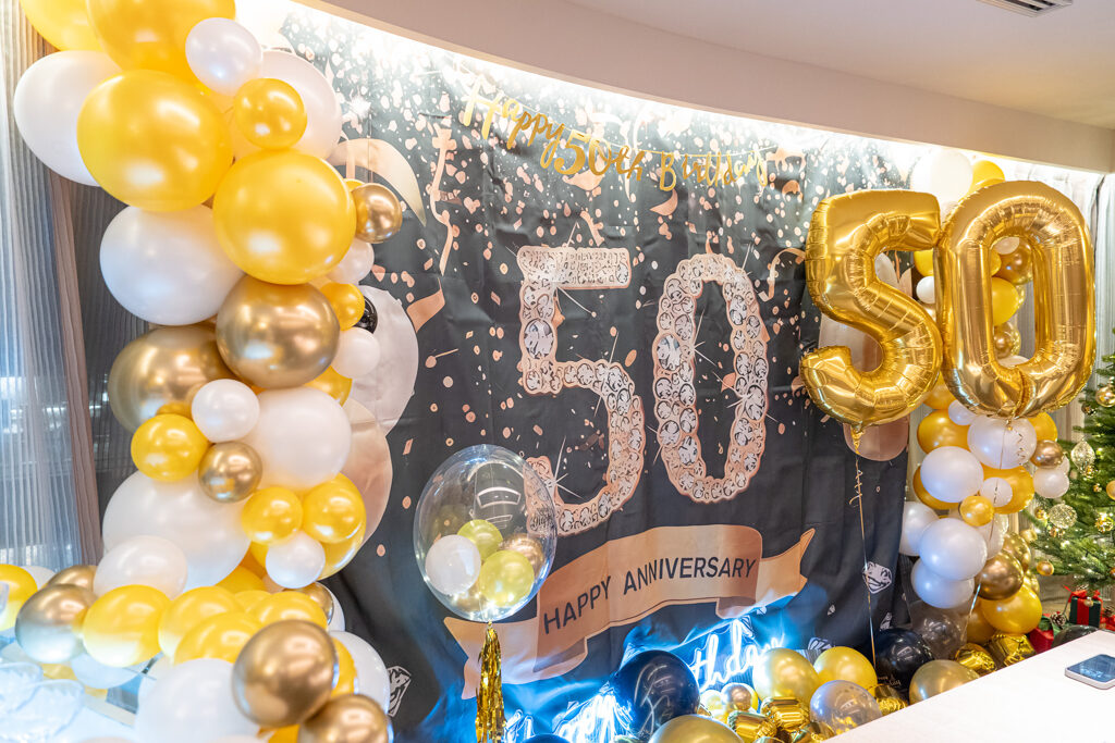 Aoyama Wine Baseでの50歳の誕生日お祝い ゴールドとホワイトのバルーン飾り付け