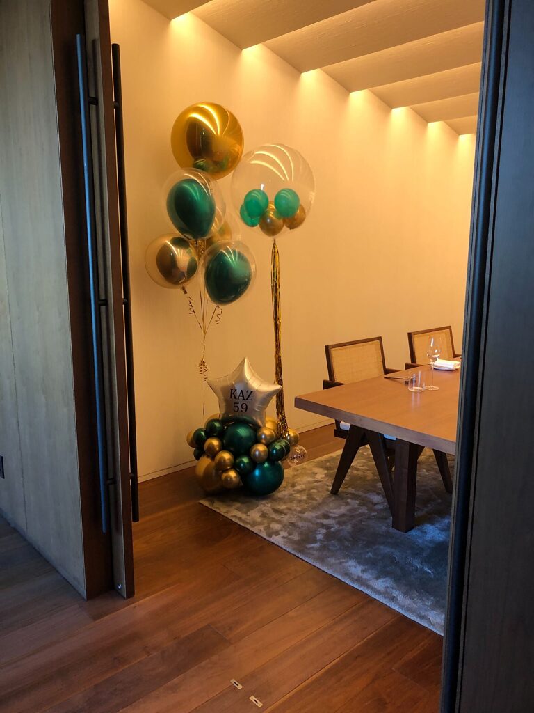 東京エディション虎ノ門でのエメラルドグリーンとゴールドの誕生日お祝いバルーン飾り付け