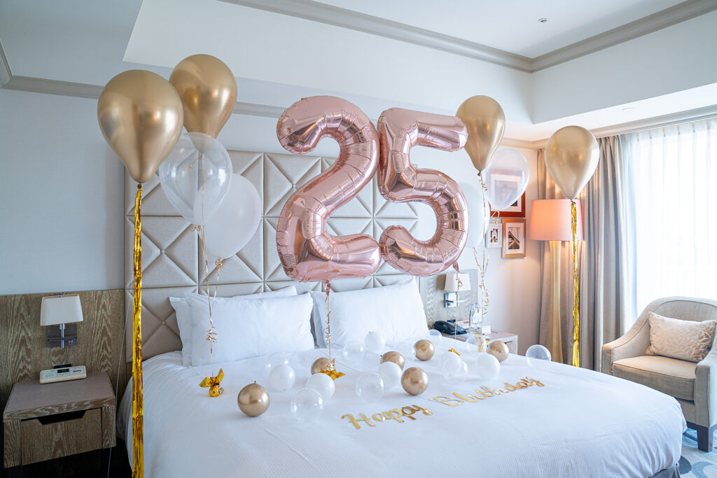 ヒルトン東京お台場でのローズゴールドのバルーン誕生日サプライズ飾り付け