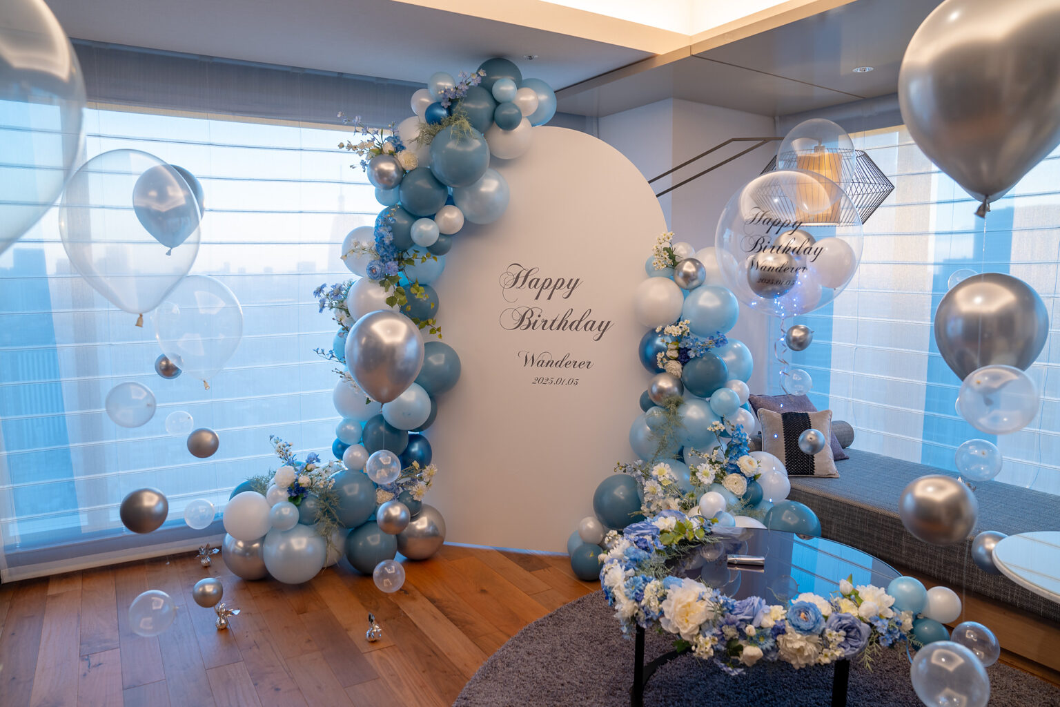 THE BLOSSOM HIBIYAでの誕生日サプライズ ブルーとシルバーのバルーン飾り付け