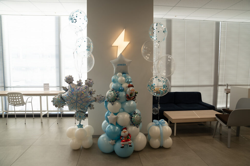 水色と白のクリスマスツリーバルーンで彩るラウンジのファミリーデー飾り付け