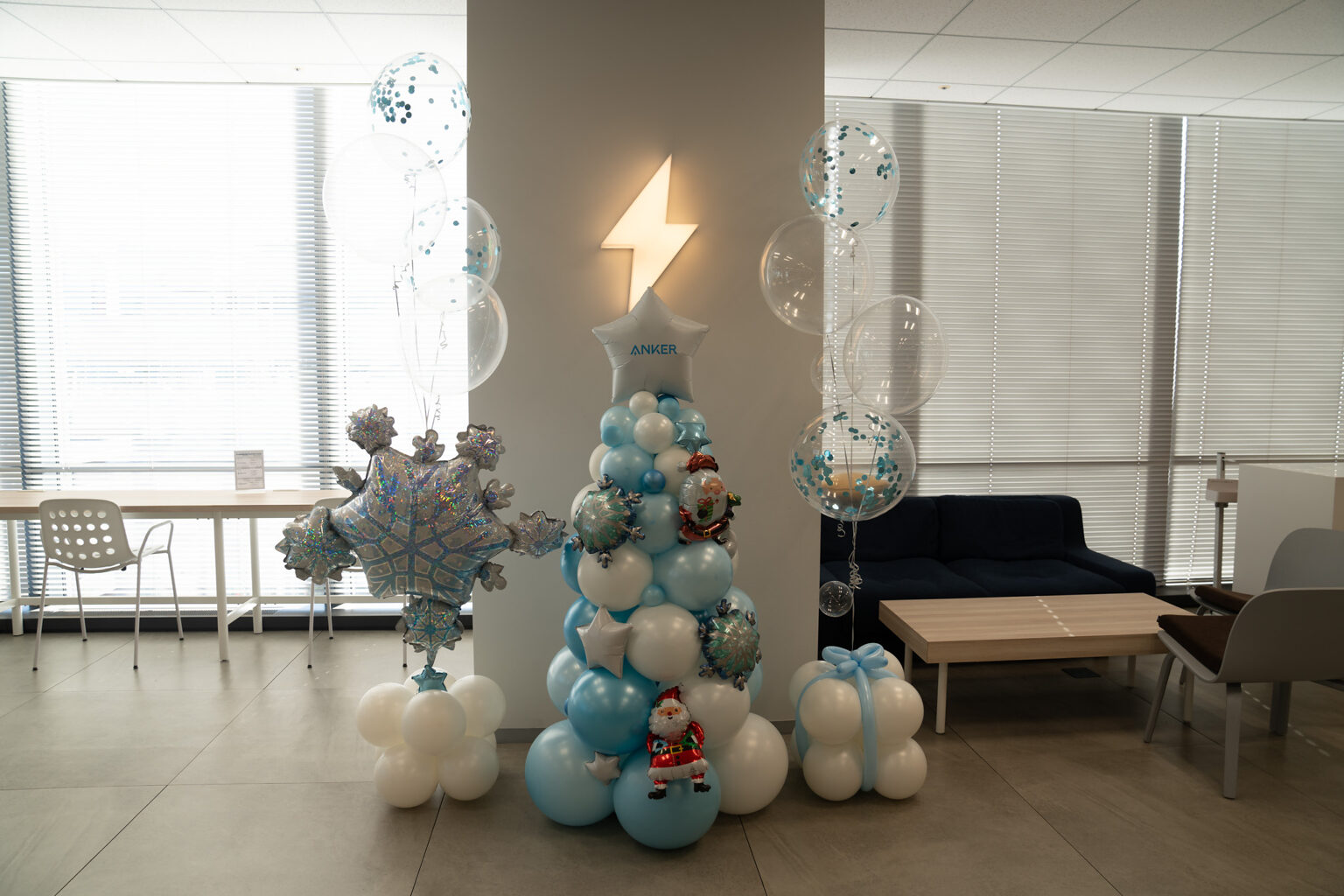 水色と白のクリスマスツリーバルーンで彩るラウンジのファミリーデー飾り付け