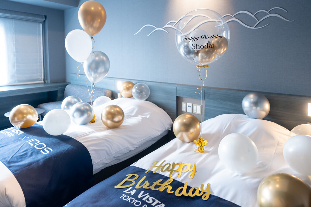 ラビスタ東京ベイでのゴールドとシルバーのバルーン誕生日サプライズ飾り付け