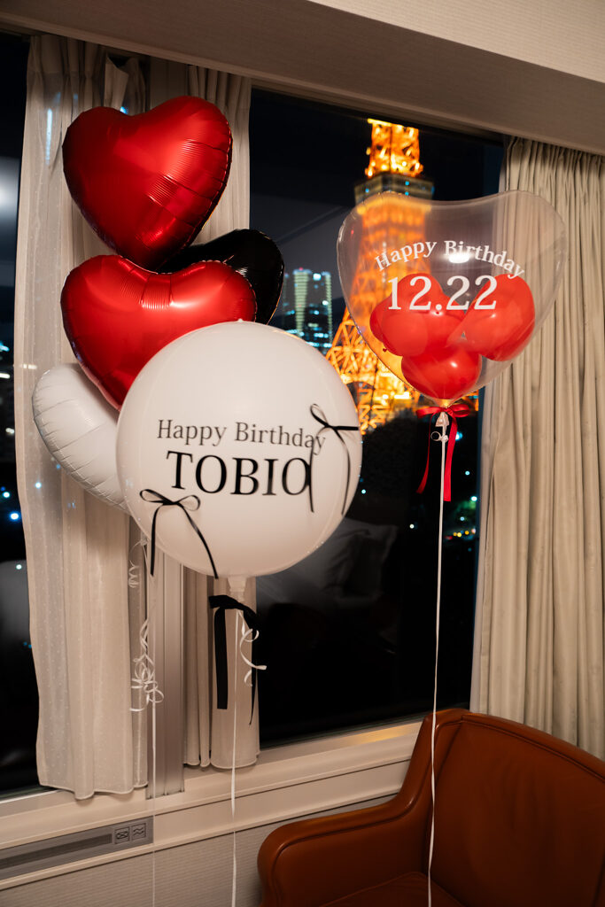 ザ・プリンスパークタワー東京での誕生日サプライズ 赤・白・黒のバルーン飾り付け