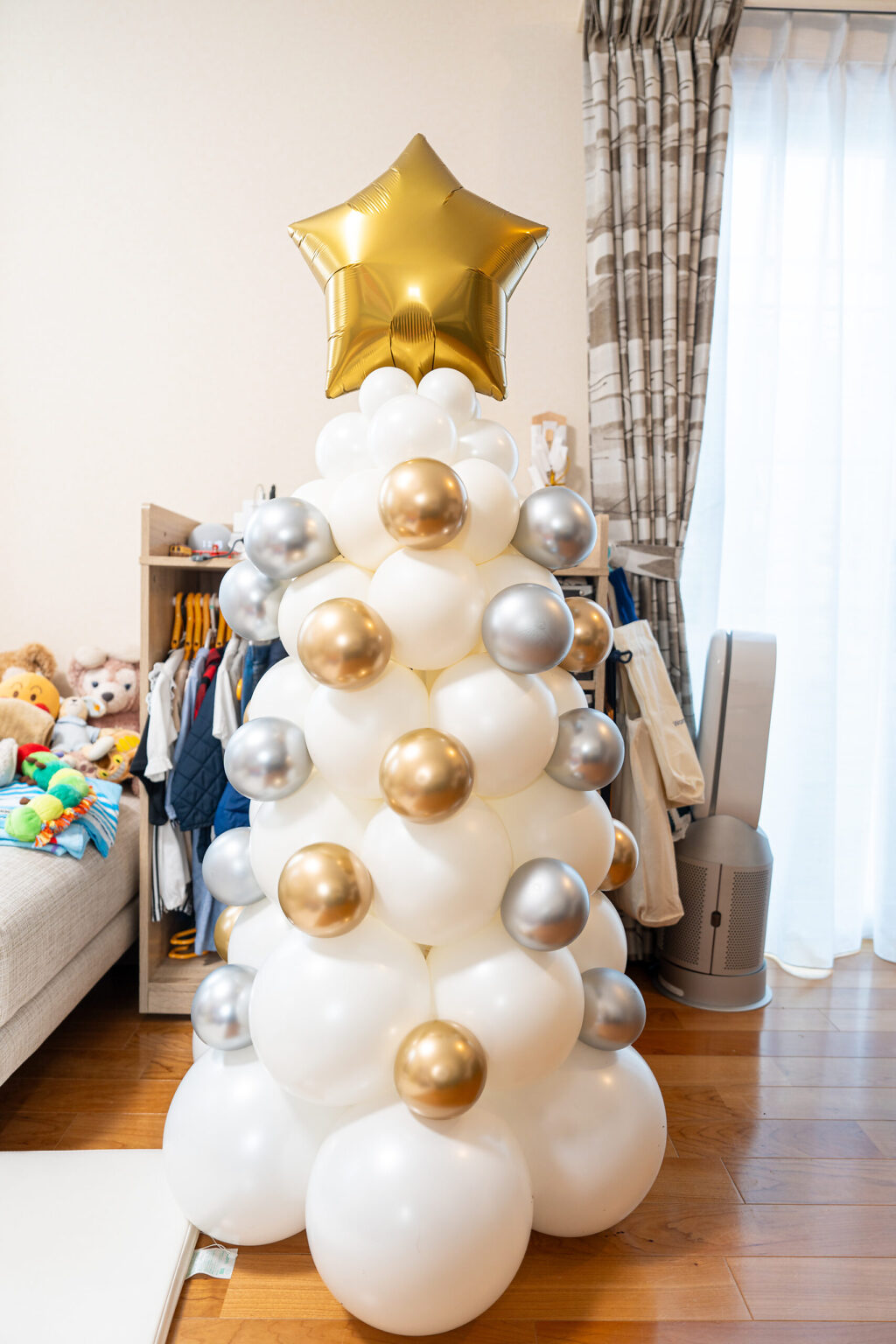 東京の自宅での白とゴールドのバルーンツリーでクリスマス飾り付け