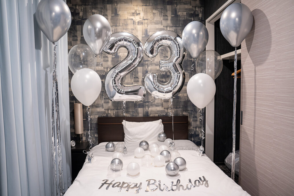 相鉄グランドフレッサ 東京ベイ有明でのシルバーとホワイトの誕生日サプライズ飾り付け