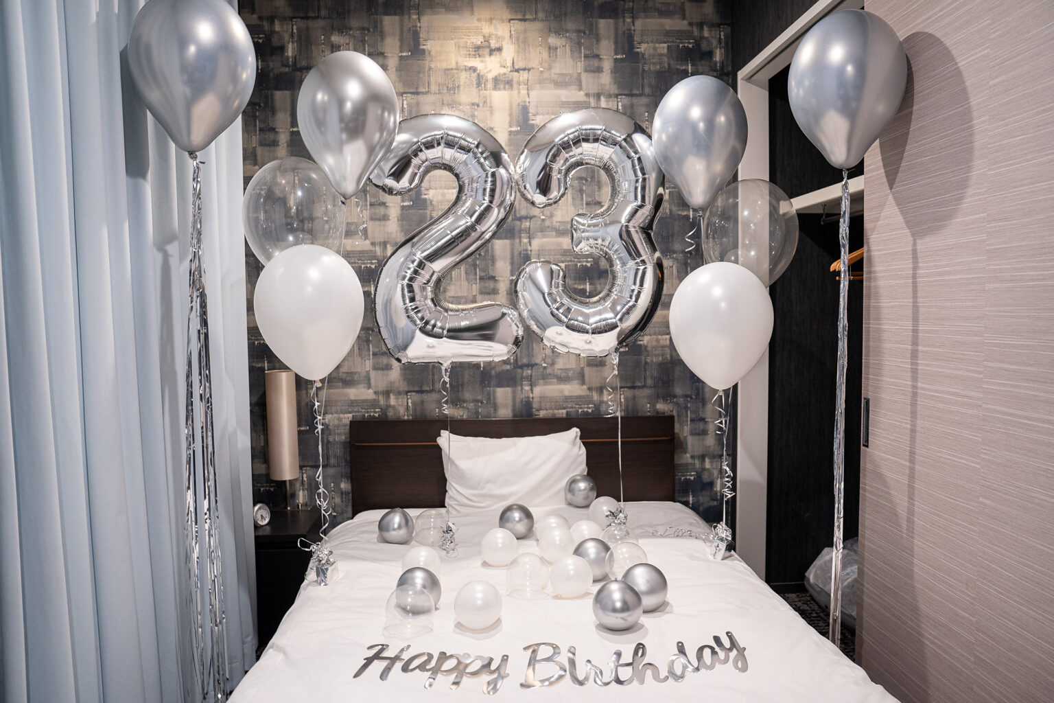 相鉄グランドフレッサ 東京ベイ有明でのシルバーとホワイトの誕生日サプライズ飾り付け