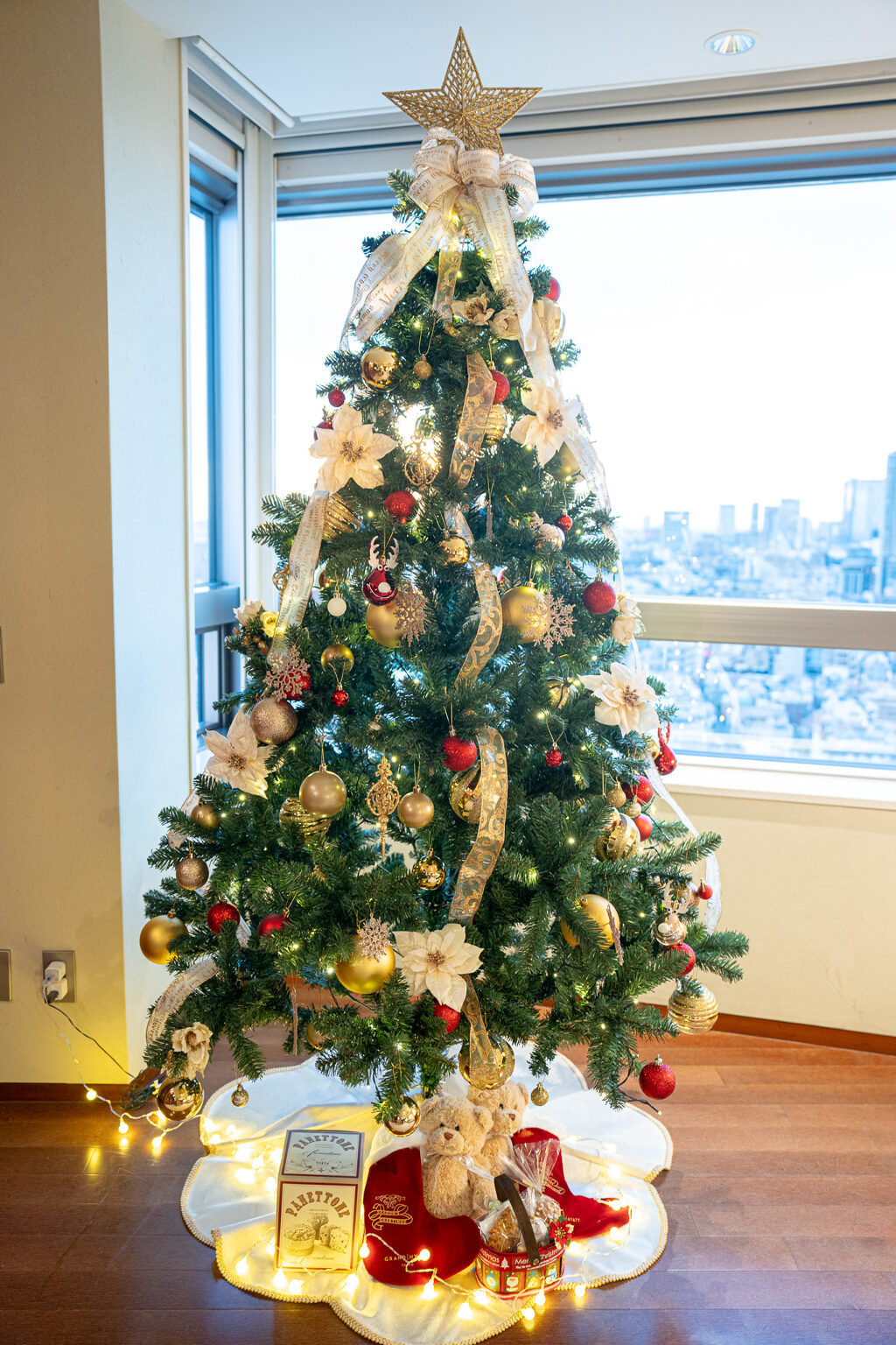 グランド ハイアット 東京でのクリスマスツリー飾り付け　ゴールドとレッドで彩るフラワー装飾