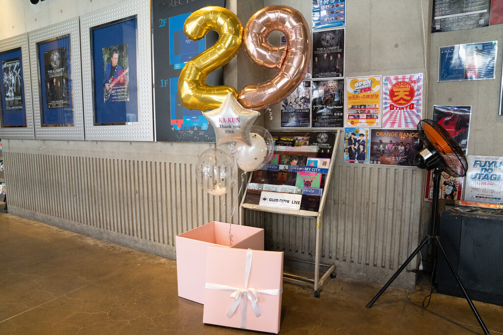 CLUB CITTA'でのゴールドと白の29th周年お祝いバルーン飾り付け