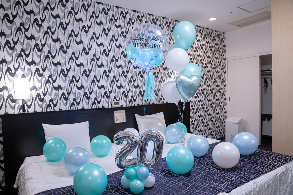 Azur Takeshiba에서 하늘색과 흰색 풍선으로 꾸민 20세 생일 서프라이즈 장식
