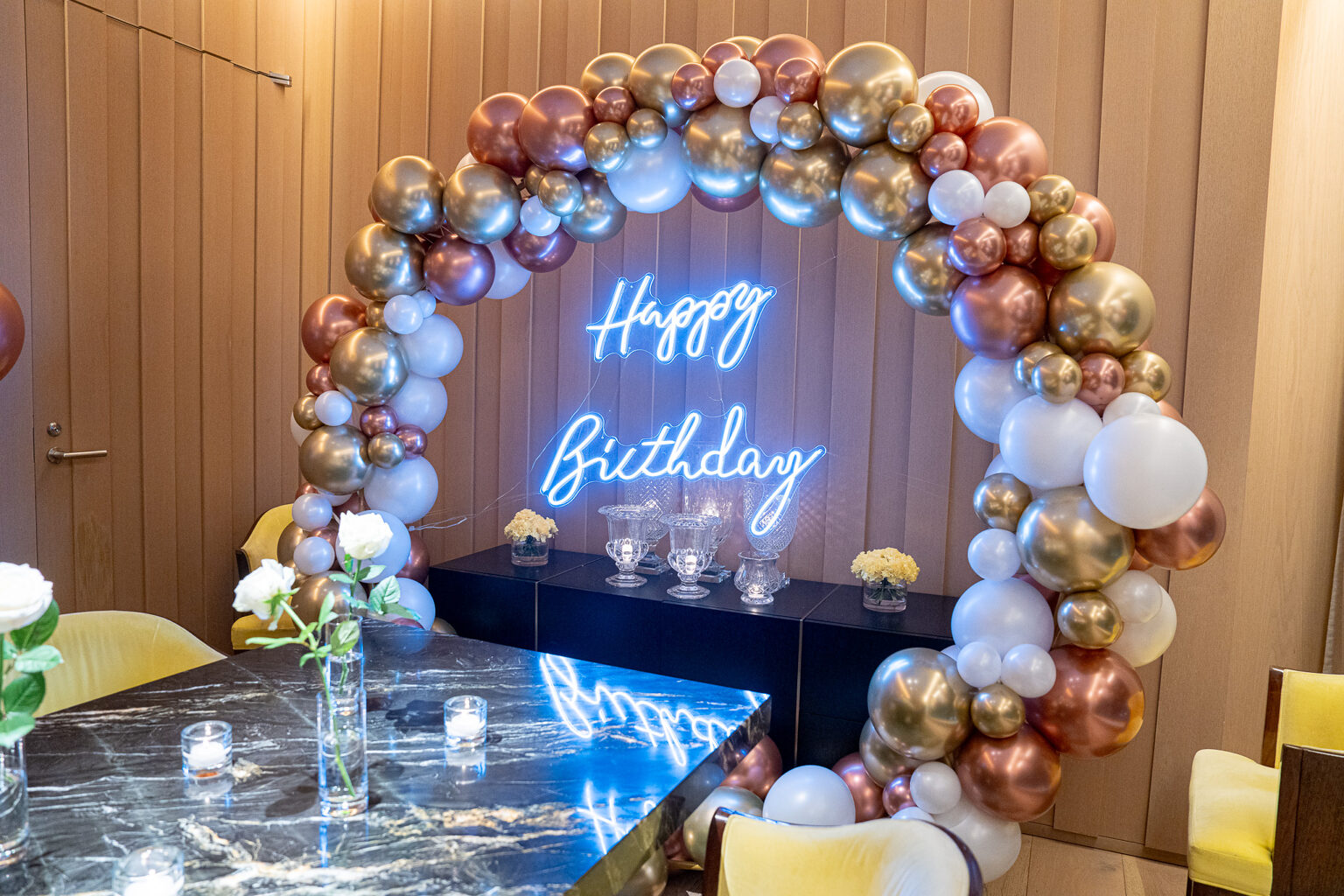 東京エディション虎ノ門でのローズゴールドのバルーンアーチ誕生日サプライズ飾り付け