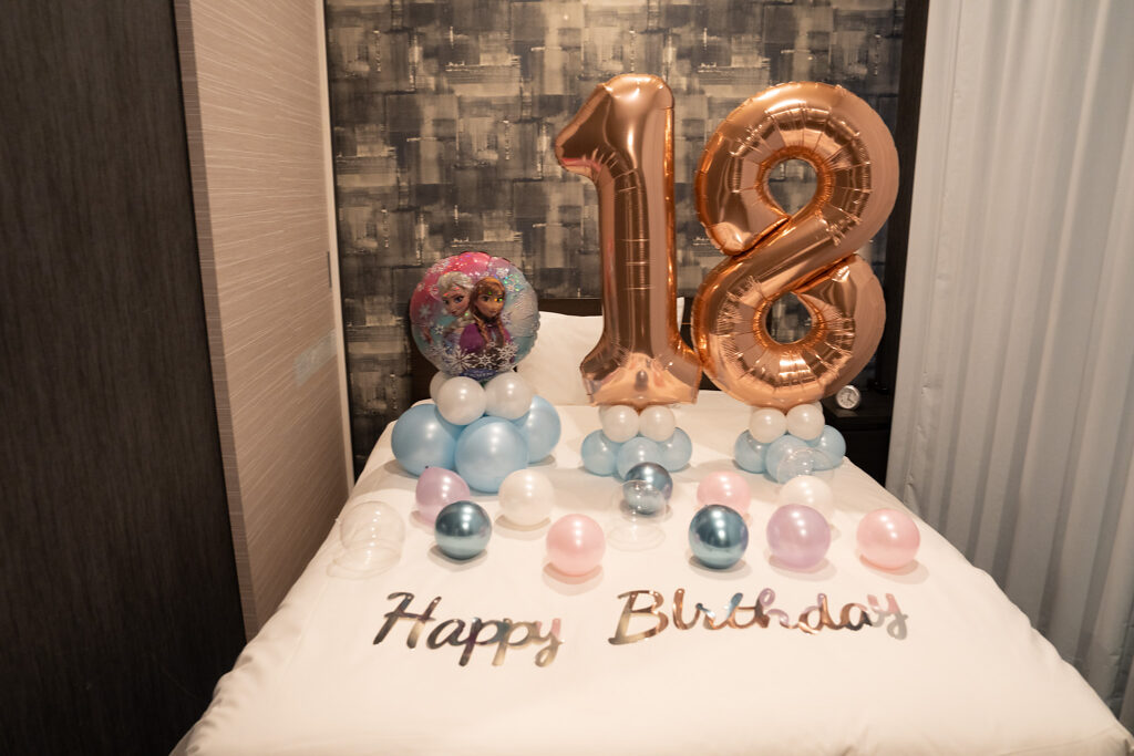 相鉄グランドフレッサ 東京ベイ有明でのローズゴールドの誕生日サプライズバルーン飾り付け