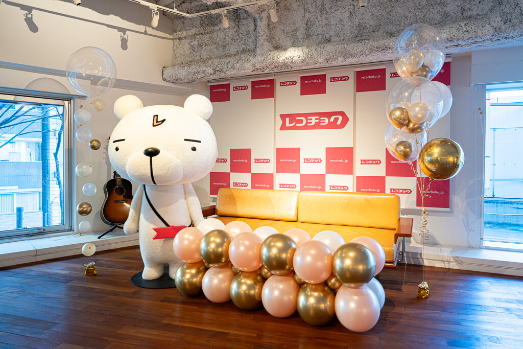 渋谷のラウンジでのシャンパンピンクとゴールドのバルーン飾り付け