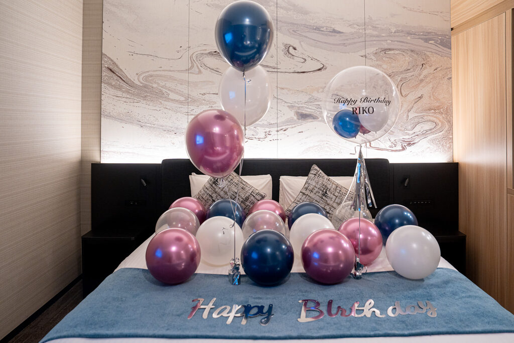 三井ガーデンホテル豊洲プレミアでの誕生日サプライズ ネイビーとピンクのバルーン飾り付け