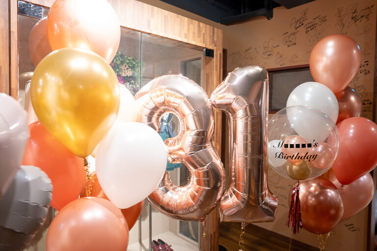 焼肉IWAでの31歳の誕生日をローズゴールドのバルーンでお祝い飾り付け