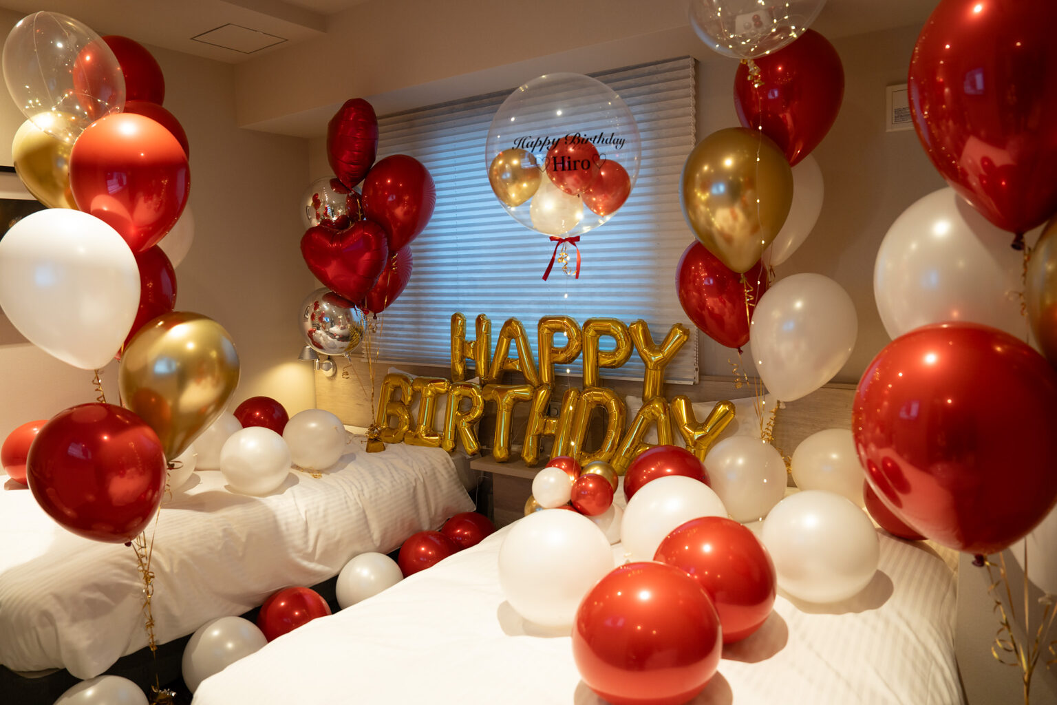 エスペリアイン日本橋箱崎での赤・白・ゴールドのバルーン誕生日サプライズ飾り付け