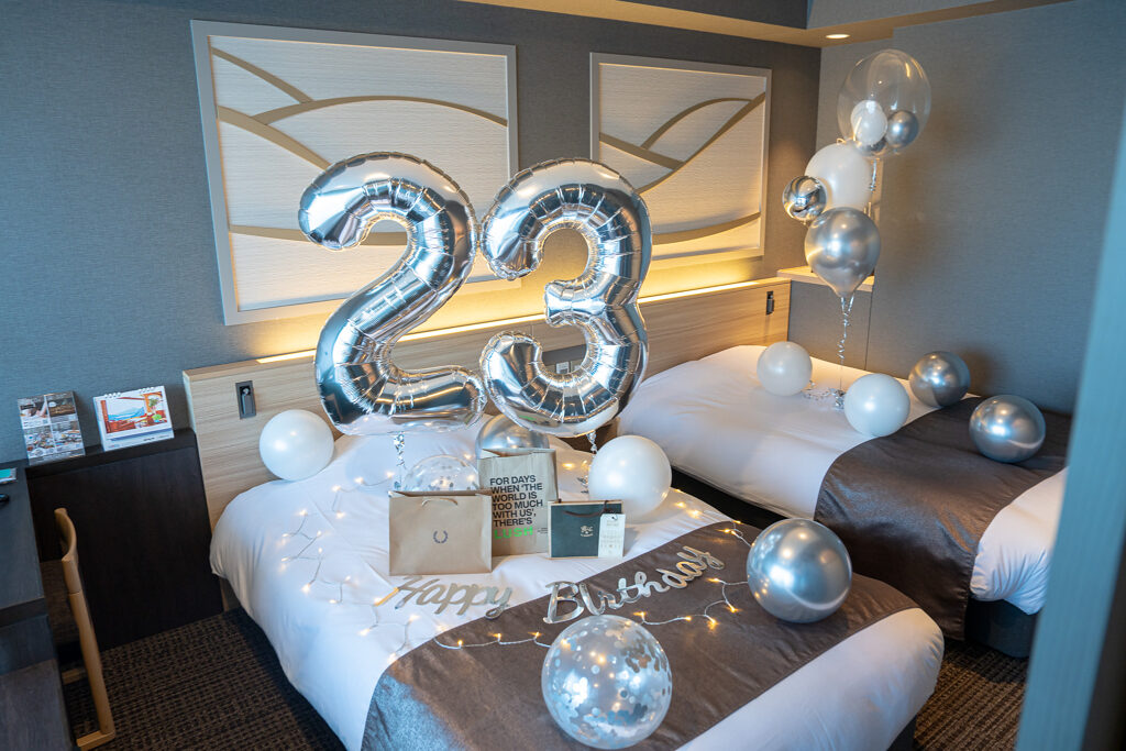 ラビスタ東京ベイでの23歳の誕生日サプライズ シルバーとホワイトのバルーン装飾