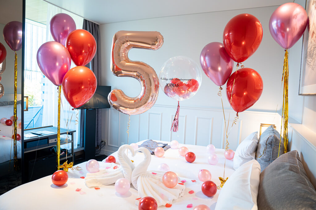 GINZA HOTEL by GRANBELL에서의 결혼 5주년 축하 벌룬 장식과 서프라이즈 연출