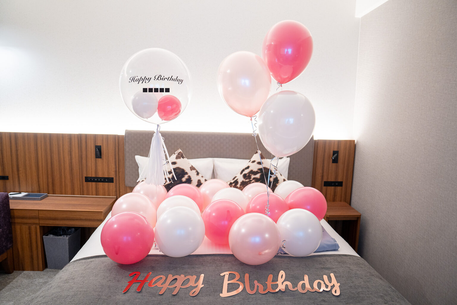 三井ガーデンホテル豊洲プレミア에서의 핑크와 화이트 벌룬 생일 서프라이즈 데코레이션
