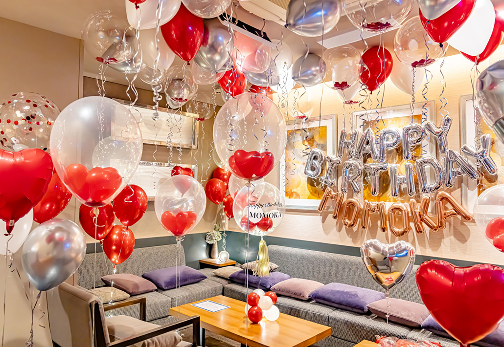 飲食店でバーズデーサプライズ装飾