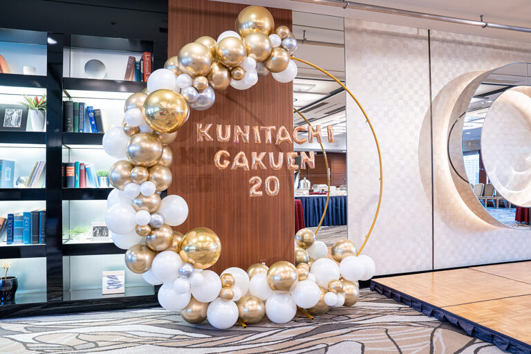 京王プラザホテル 本館での周年イベント ホワイトとゴールドのバルーンフォトスポット飾り付け
