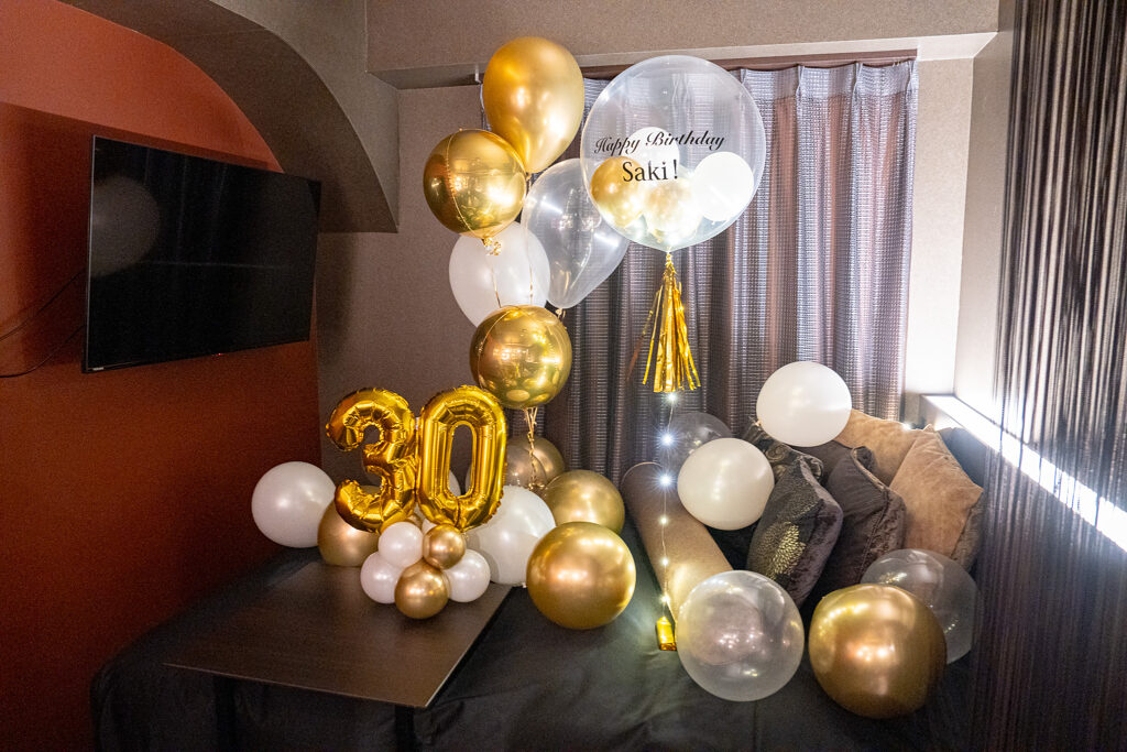 ROPPONGI HOTEL S에서의 30세 생일 골드 벌룬 서프라이즈 장식