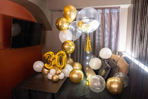 ROPPONGI HOTEL S 30岁生日金色气球惊喜布置